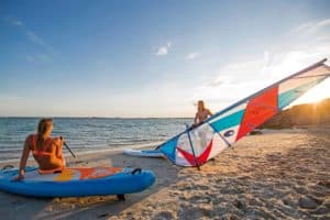 SUP und Segel am Strand